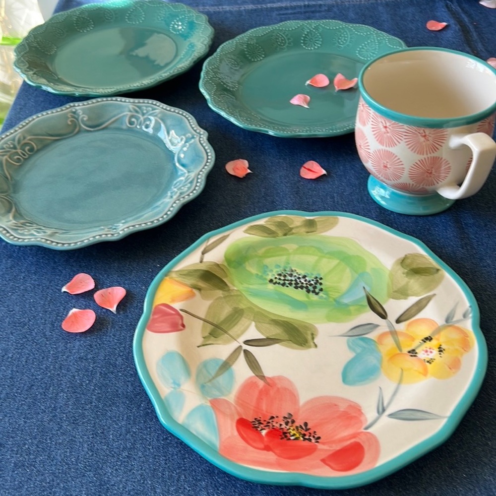 Pioneer Woman group of 3 plates, mug
